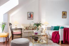 La Casa de San Fernando con vistas a los Reales Alcázares Seville